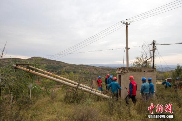 資料圖：10月11日，山西省靈石縣，電力工作人員在搶修電力設(shè)施。<a target='_blank' href='http://www.chinanews.com/'>中新社</a>記者 張?jiān)?攝 　