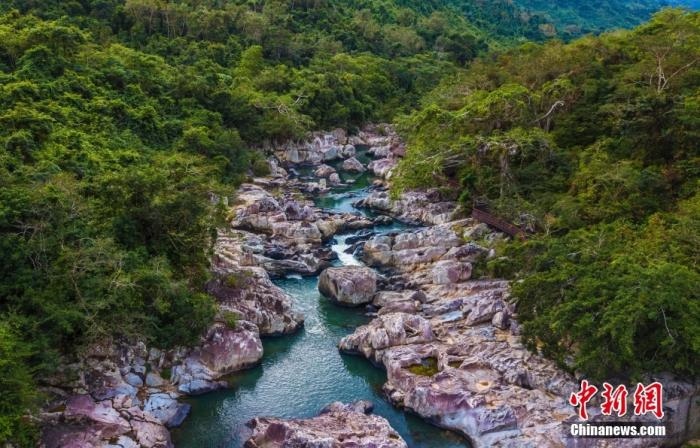 航拍海南呀諾達(dá)熱帶雨林景區(qū)，鳥瞰秀美山水、廣袤雨林。<a target='_blank' href='http://www.chinanews.com/'>中新社</a>記者 駱云飛 攝