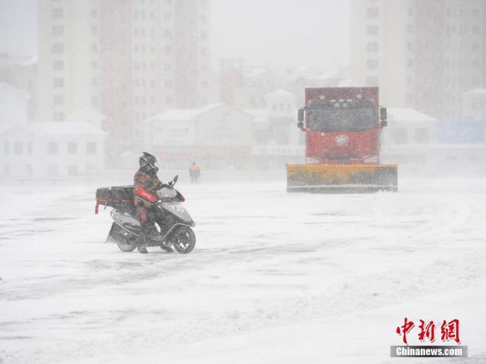 資料圖：市民冒雪出行。 <a target='_blank' href='/'>中新社</a>記者 張瑤 攝