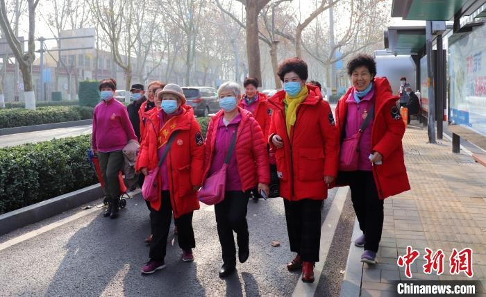 “防詐奶奶團(tuán)”在街上形成一道靚麗的風(fēng)景線 李明芮 攝