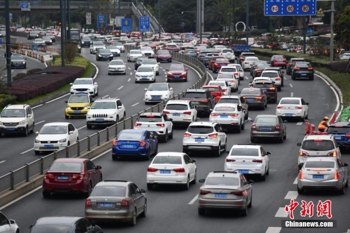 成都市劍南大道的早高峰，車輛排隊入城。張浪 攝