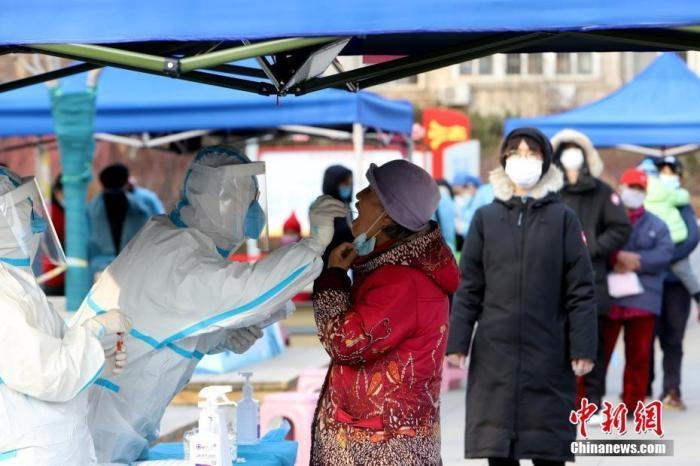 資料圖：1月9日，天津市南開大學(xué)西南村，社區(qū)組織市民進(jìn)行核酸檢測(cè)。 <a target='_blank' href='/'>中新社</a>記者 張道正 攝