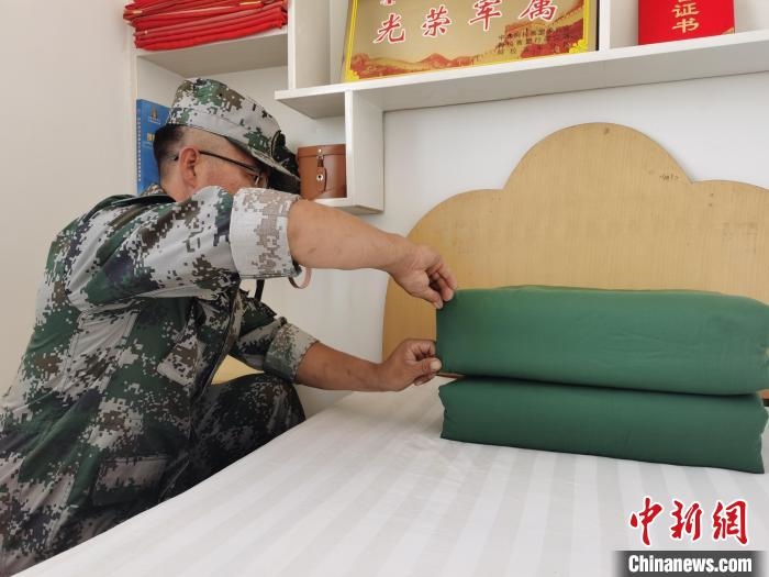 圖為謝寶民以軍人標(biāo)準(zhǔn)要求自己?！∈茉L者供圖