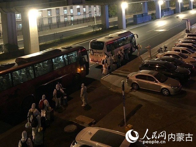 高校學(xué)生有序登車，前往隔離點(diǎn)。內(nèi)蒙古教育廳供圖