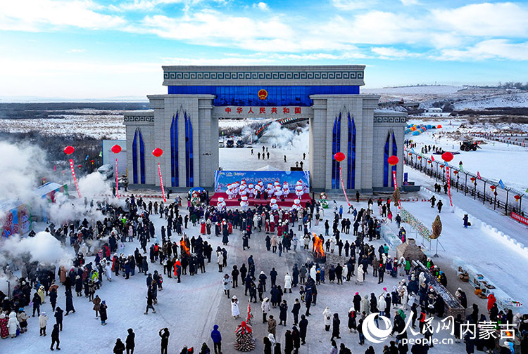 2024年12月22日，游客在黑山頭口岸景區(qū)游覽（無(wú)人機(jī)照片）。王正攝