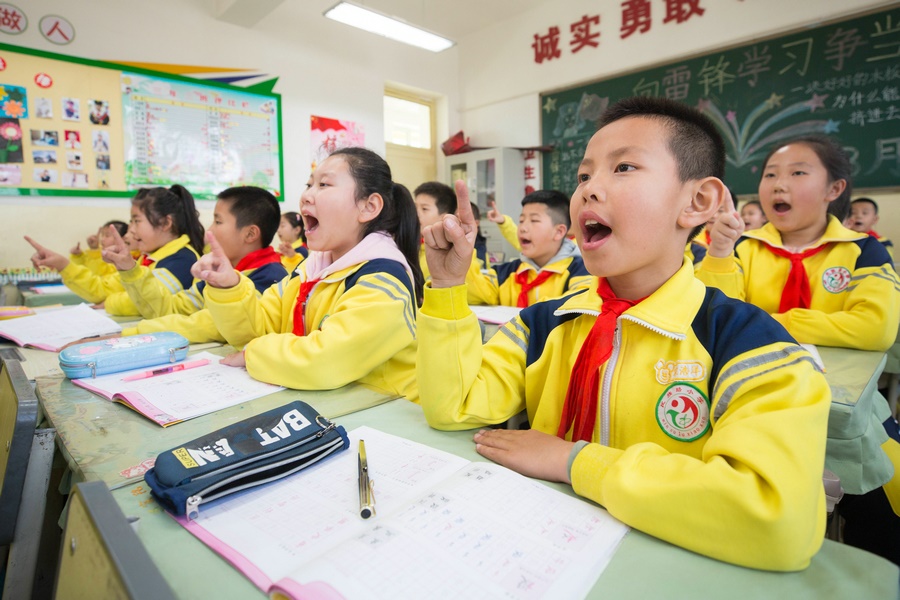 民族路小學(xué)（迎賓校區(qū)），同學(xué)們用手指虛劃筆順掌握字形（1）.jpg