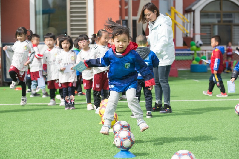 （1）幼兒園中班組5班第6小組設(shè)計的足球趣味游戲“袋鼠跳跳”設(shè).jpg