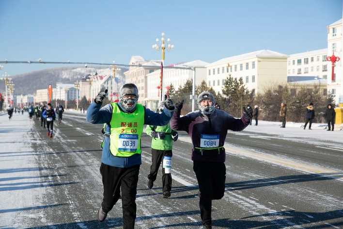 運動員們在賽道上盡情狂奔（王鵬） (2).jpg