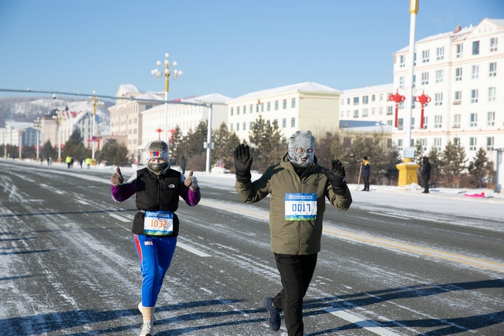 運動員們在賽道上盡情狂奔（王鵬）.jpg