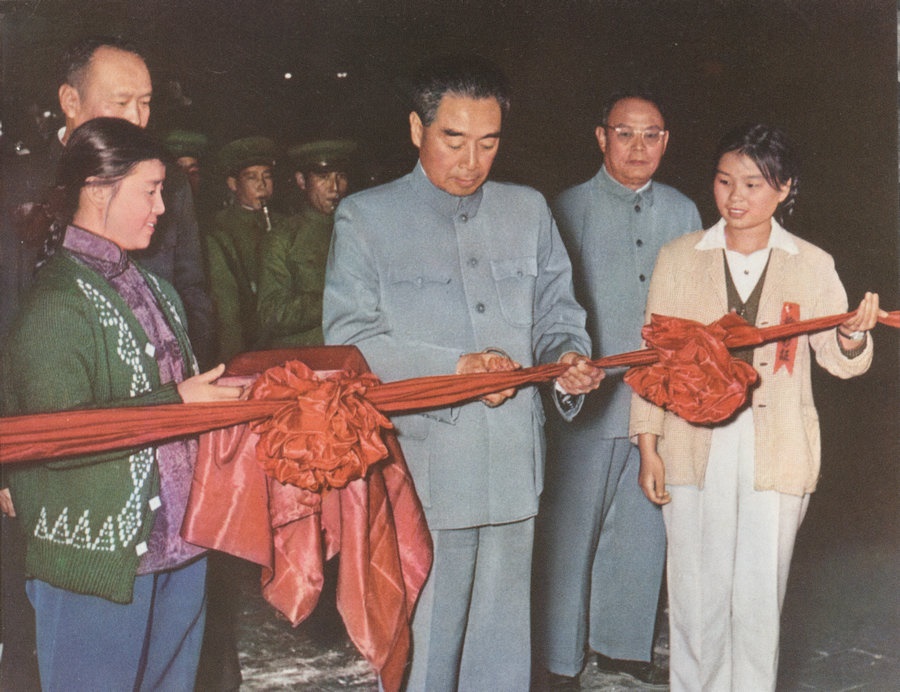 1959年10月15日，周恩來(lái)總理親自為包鋼一號(hào)高爐出鐵剪彩。.jpg