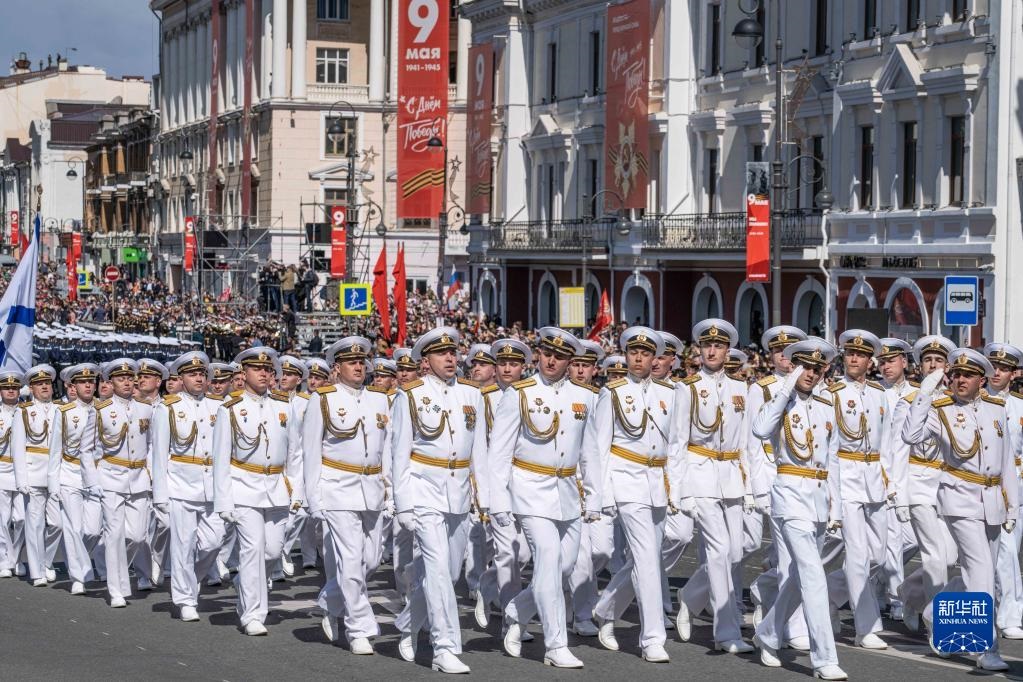 5月9日，在俄羅斯符拉迪沃斯托克市，軍人參加閱兵式。新華社發(fā)（郭飛洲攝）