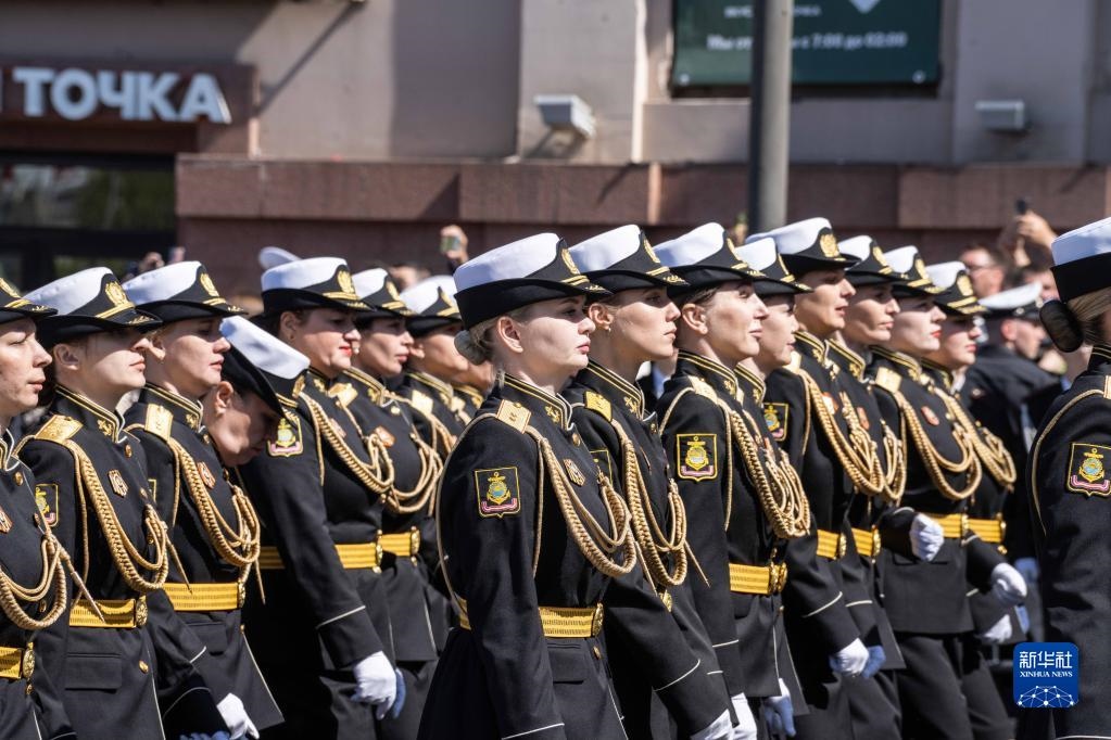 5月9日，在俄羅斯符拉迪沃斯托克市，軍人參加閱兵式。新華社發(fā)（郭飛洲攝）