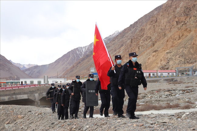 陳暢帶領(lǐng)民警巡邏。受訪者供圖