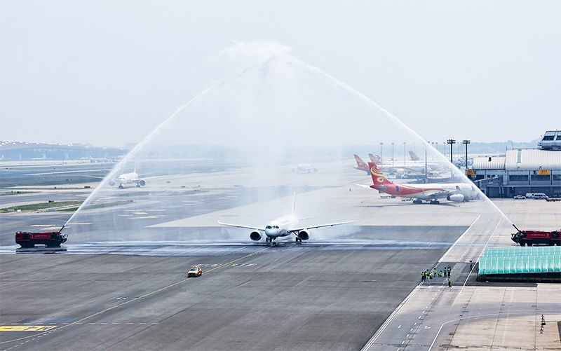 2023年5月28日，國(guó)產(chǎn)大型客機(jī)C919圓滿完成首次商業(yè)飛行，開(kāi)啟市場(chǎng)化運(yùn)營(yíng)、產(chǎn)業(yè)化發(fā)展新征程。圖為北京首都國(guó)際機(jī)場(chǎng)以水門禮迎接C919首個(gè)商業(yè)航班東航MU9191。 新華社發(fā) 魏萌/攝