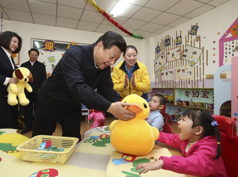 2014年1月28日，習近平總書記來到內(nèi)蒙古自治區(qū)呼和浩特市兒童福利院看望孩子們并贈送新春禮物。