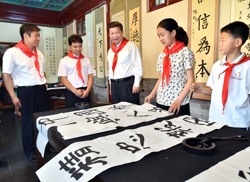 2014年5月30日，習近平總書記來到北京市海淀區(qū)民族小學(xué)，參加慶?！傲弧眹H兒童節(jié)活動。