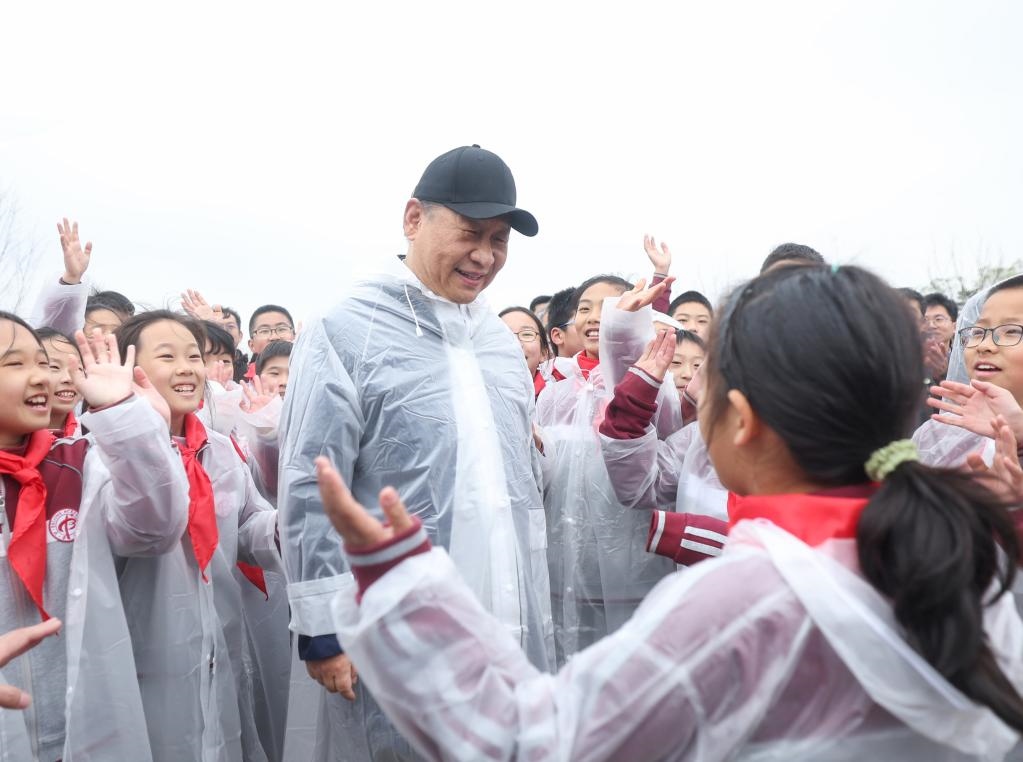 2023年4月4日，黨和國家領導人參加首都義務植樹活動。這是植樹后，習近平總書記同在場的中小學生親切交談。新華社記者 鞠鵬 攝