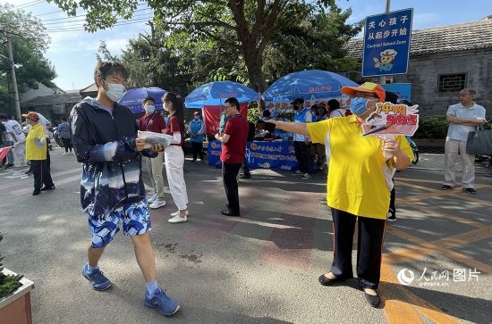 6月7日早8點，北京市第五中學(xué)門口考生正在按規(guī)定進入考場。人民網(wǎng)記者 池夢蕊攝