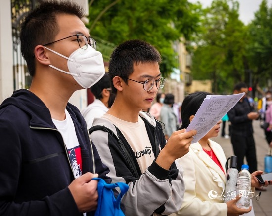 6月7日，在昆明市第五中學(xué)考場外，考生正利用最后時間復(fù)習(xí)備考。人民網(wǎng) 曾智慧攝