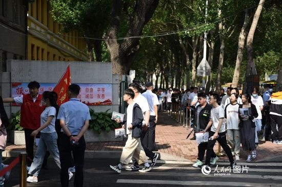 6月7日，在黑龍江省哈爾濱市第三中學(xué)高考考點，考生們有序進入考場。人民網(wǎng)記者 蘇靖剛攝