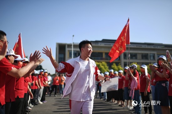 6月7日，在北京市人大附中通州校區(qū)考點，考生與送考老師擊掌加油。人民網(wǎng)記者 翁奇羽攝