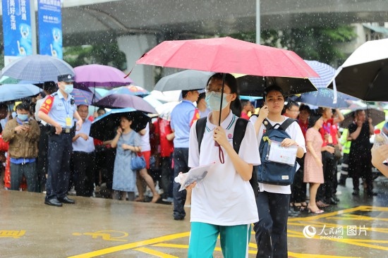 6月7日，海南華僑中學(xué)（高中部）考點，學(xué)子冒雨奔赴考場。人民網(wǎng)記者 孟凡盛攝