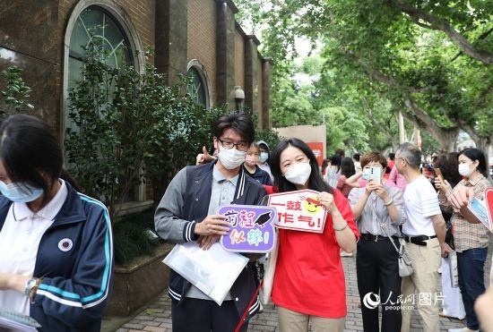 6月7日一大早，上海向明中學(xué)考場外，來自上海市盧灣高級中學(xué)的考生正在依次進場。人民網(wǎng)記者 龔莎攝