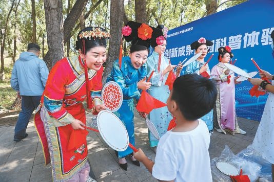 昨天上午，“奮進新征程 建功新時代”2023年懷柔區(qū)第十八屆京韻滿鄉(xiāng)文化旅游節(jié)正式開幕，豐富多彩的文化演出吸引大批游客來此體驗別具特色的滿族文化。本報記者 甘南攝