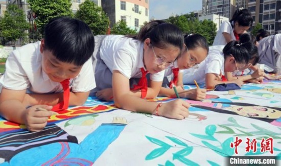 圖為學(xué)生們用手中畫筆在進(jìn)行創(chuàng)作。 興業(yè)縣融媒體中心供圖