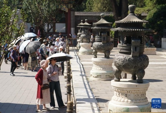 6月22日，游人在北京頤和園參觀游覽。新華社記者 任超 攝