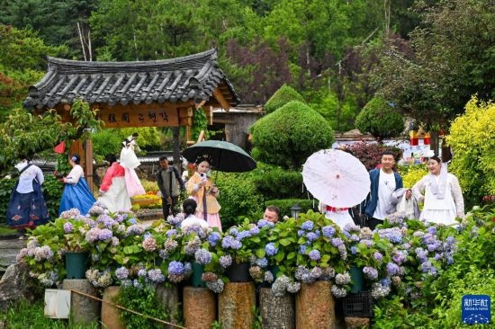 6月22日，游客在位于吉林省延邊朝鮮族自治州延吉市的中國(guó)朝鮮族民俗園游覽。新華社記者 顏麟蘊(yùn) 攝