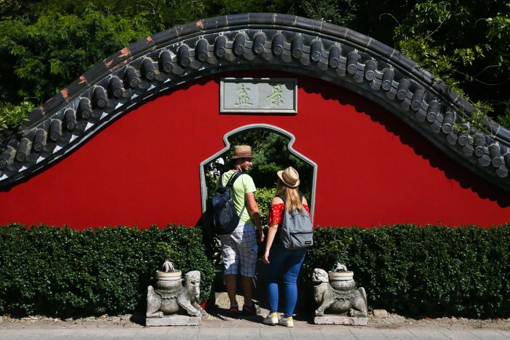 在比利時(shí)布呂熱萊特市，游客參觀天堂動(dòng)物園的中國園。