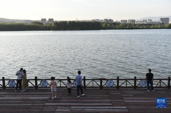 6月23日，游人在三門峽市黃河公園內(nèi)休閑。