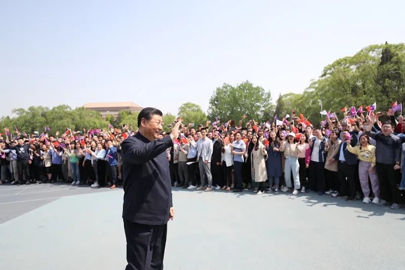 2021年4月19日，在清華大學(xué)建校110周年校慶日即將來臨之際，習(xí)近平來到清華大學(xué)考察。圖為習(xí)近平離開學(xué)校時(shí)，同師生們揮手致意。新華社記者 鞠鵬 攝