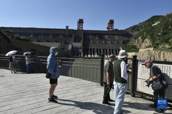 6月23日，游人在黃河三門峽大壩風(fēng)景區(qū)內(nèi)游覽。