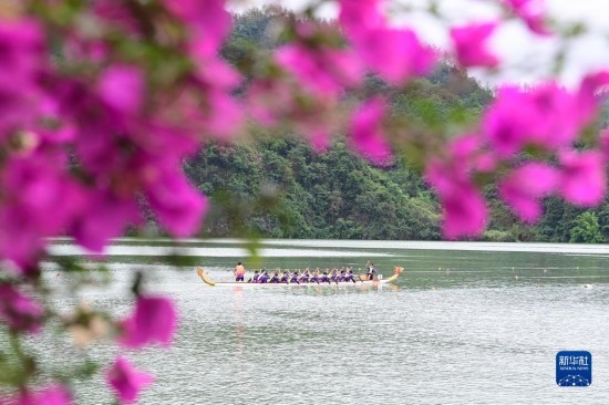 6月22日，重慶市酉陽土家族苗族自治縣酉水河鎮(zhèn)河灣村，參賽選手進(jìn)行龍舟比賽。