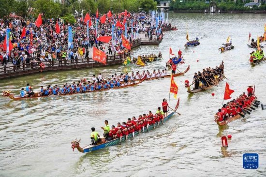 6月23日，在貴州省黔東南苗族侗族自治州施秉縣舉行的獨(dú)木龍舟節(jié)上，獨(dú)木龍舟進(jìn)行水上巡游。