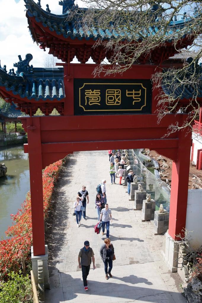 在比利時(shí)天堂動(dòng)物園的中國園，游客從牌樓下走過。