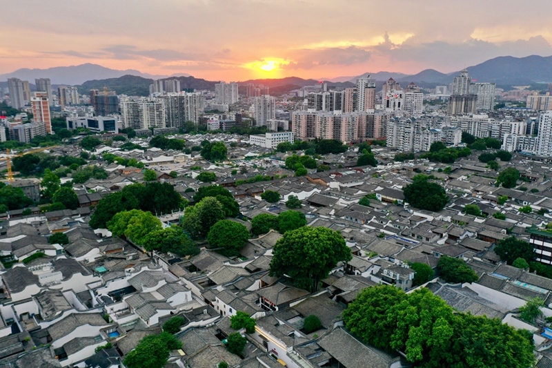 2021年7月10日，夕陽(yáng)映照下的福州三坊七巷文化歷史街區(qū)。