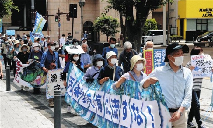 6月20日，日本民眾在福島縣政府周圍舉行抗議活動，強(qiáng)烈反對核污水排海計(jì)劃。（圖片來源：《東京新聞》）