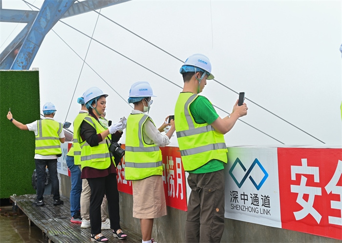 瀾湄六國(guó)媒體記者代表在建設(shè)中的深中通道伶仃洋大橋270米高塔之上拍照。中交集團(tuán)供圖