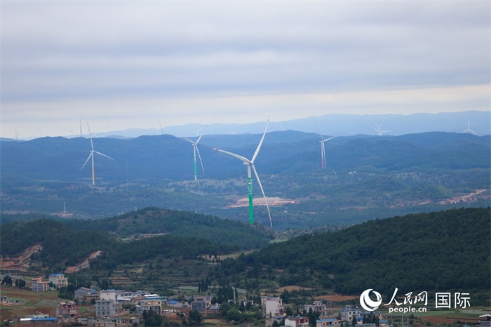 圖為位于云南省曲靖市富源縣的富源西風(fēng)電基地。（人民網(wǎng) 李發(fā)興攝）