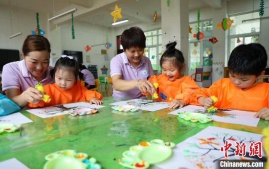 在肥西縣山南鎮(zhèn)中心幼兒園，孩子們在老師的指導(dǎo)下作畫。陳家樂 攝