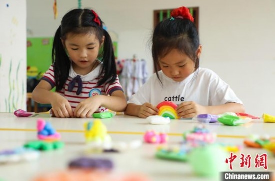 在肥西縣山南鎮(zhèn)中心幼兒園，孩子們在做彩色泥塑。陳家樂 攝