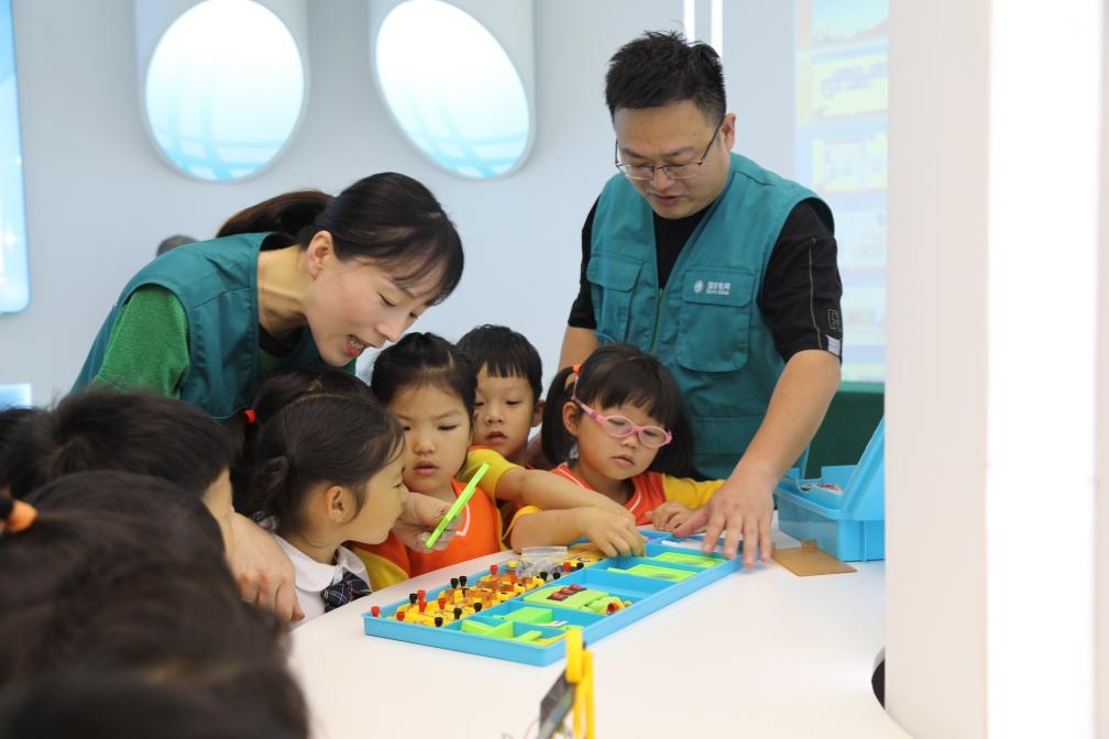 7月12日，浙江寧波奉化區(qū)實驗小學(xué)，暑托班孩子學(xué)習(xí)暑期安全用電和節(jié)能知識。新華社記者張璇攝