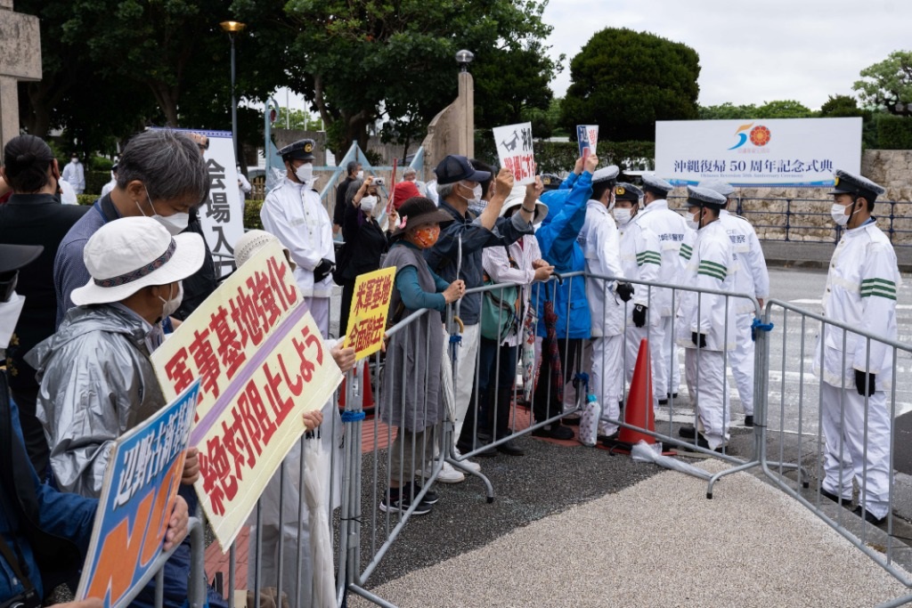 2022年5月15日，在日本沖繩，人們在沖繩回歸日本本土50周年紀(jì)念儀式現(xiàn)場外抗議。新華社記者張笑宇攝