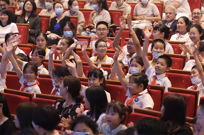 觀看演出的中小學(xué)生。中外語言交流合作中心供圖