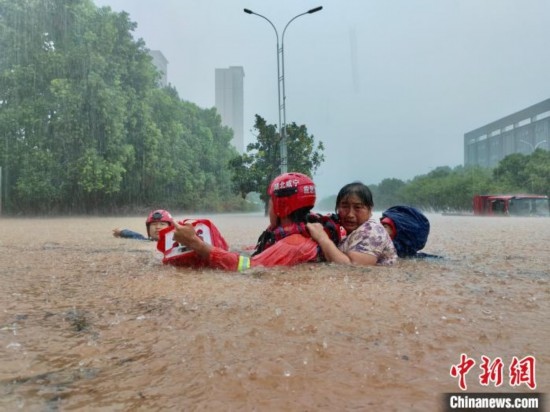 湖北咸寧暴雨引發(fā)內(nèi)澇， 消防營救民眾 朱燕林 攝