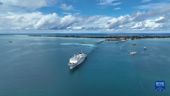 7月22日，中國海軍“和平方舟”號醫(yī)院船結(jié)束基里巴斯訪問，駛離塔拉瓦港。新華社發(fā)（桂江波 攝）