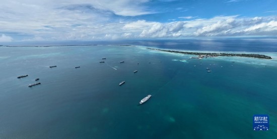 7月22日，中國海軍“和平方舟”號醫(yī)院船結(jié)束基里巴斯訪問，駛離塔拉瓦港。新華社發(fā)（桂江波 攝）